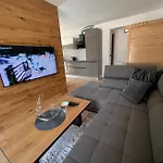 Luxusni Grand V Centru Harrachova Se Soukromou Mega Terasou, S Privatnim Parkovanim Zdarma, S Moznosti Dobijeni Wallbox Ev A Vyhledem Na Harrachovsky Kostelicek Harrachov